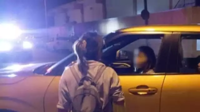 Conductora que “llevaba prisa” se desespera y abre paso entre un desfi le en la colonia Canto