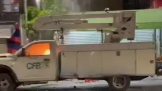 Vecinos de Playa del Carmen incendian camioneta de la CFE como protesta por cortes de energía