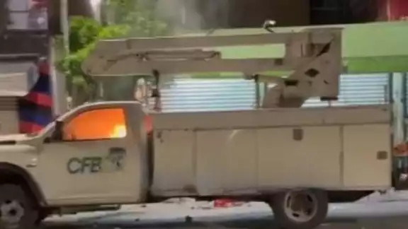 Vecinos de Playa del Carmen incendian camioneta de la CFE como protesta por cortes de energía Vecinos de Playa del Carmen incendian camioneta de la CFE como protesta por cortes de energía