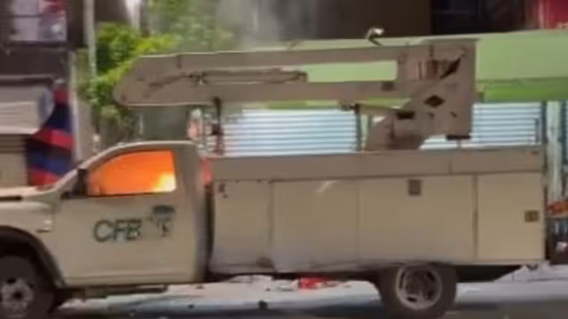 Vecinos de Playa del Carmen incendian camioneta de la CFE como protesta por cortes de energía
