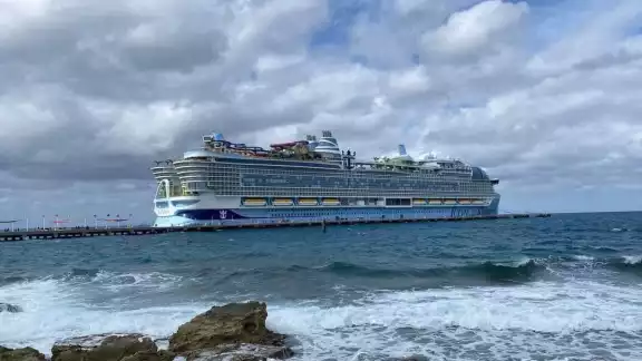 Un incendio fracturó el crucero más grande del mundo