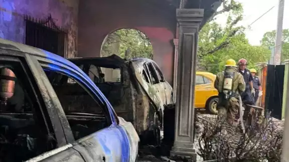 El incendio alcanzó electrodomésticos, autos y otras pertenencias