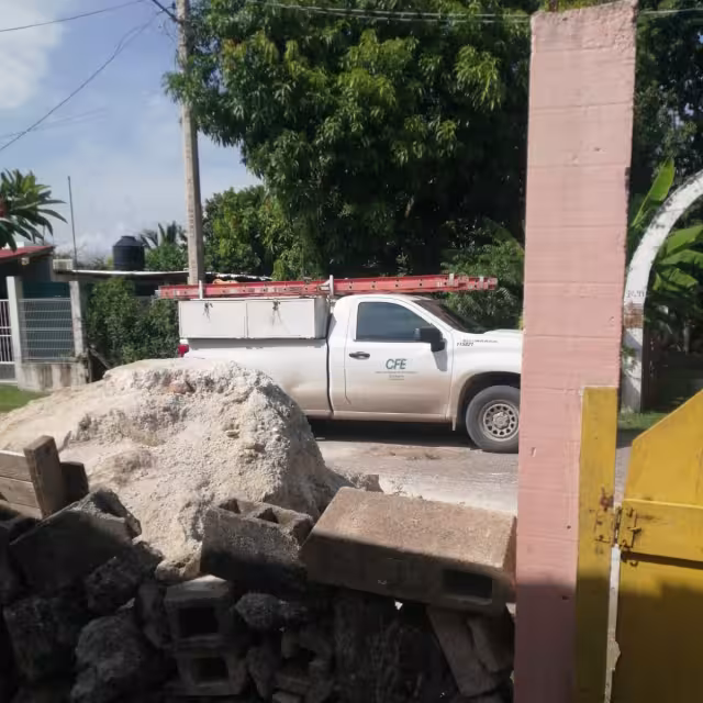 Ciudadanos de Calderitas llevan 48 horas sin electricidad tras el paso del huracán Helene.