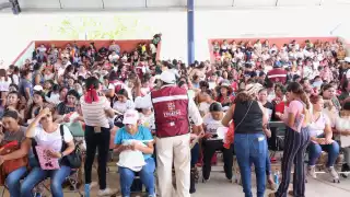 Madres autónomas de Mérida asisten al registro del programa Mujeres Renacimiento