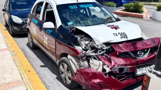 Taxista choca contra camioneta en el Centro de Campeche; una persona resulta lesionada