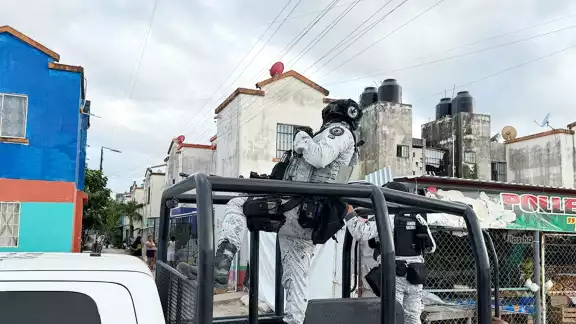 Agentes policiacos cercaron varias calles del fraccionamiento para evitar su fuga Agentes policiacos cercaron varias calles del fraccionamiento para evitar su fuga