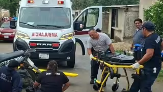 Las agentes circulaban por la calle Huay Max cuando fueron impactadas en el cruce con Primavera; ambas fueron trasladadas de emergencia a un hospital.