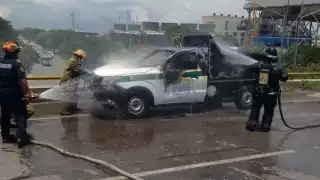 Camioneta se incendia en el periférico de Mérida; SSP controla la emergencia  