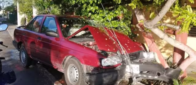 Un automovilista colisiona con su Tsuru contra un poste en la colonia San Francisco de Umán