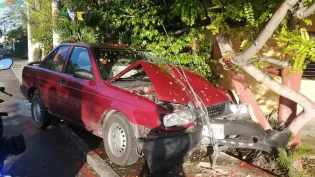 Un automovilista colisiona con su Tsuru contra un poste en la colonia San Francisco de Umán
