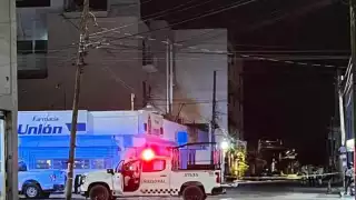 Unidades oficiales se desplegaron alrededor del establecimiento, bloqueando parcialmente el tránsito vehicular en la zona