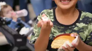 Llevan sonrisas y tradiciones a Casa Otoch con la tradicional Rosca de Reyes 