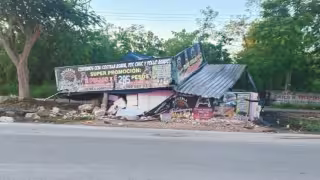 Fuerte choque destruye fachada de una rosticería en Villas Oriente