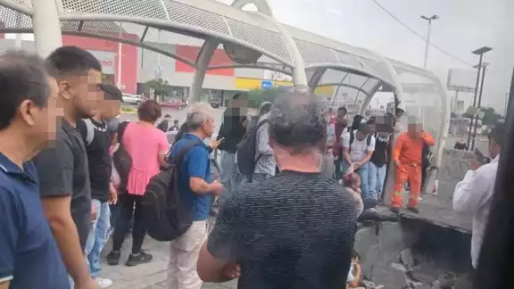 Dos personas resultaron lesionadas y fueron enviadas a un hospital Dos personas resultaron lesionadas y fueron enviadas a un hospital