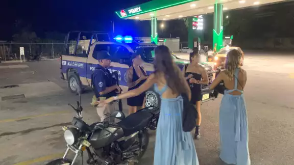 Con temor, se refugiaron en una tienda de conveniencia, y alertaron a una patrulla de policía que se encontraba cerca Con temor, se refugiaron en una tienda de conveniencia, y alertaron a una patrulla de policía que se encontraba cerca