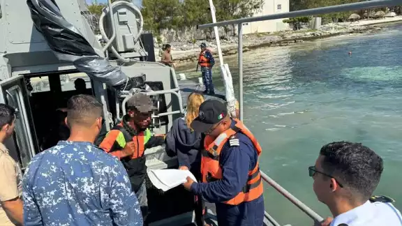 Destacó el mando militar que las personas rescatadas fueron atendidas por personal de Sanidad Naval para su revisión médica