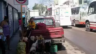 Es común que estos vendedores se instalen en calles estratégicas para ofrecer productos como azúcar, frutas y verduras