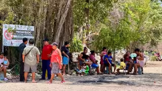 Adultos e incluso niños se reunieron a un lado de la avenida tras bloquearla con varios objetos