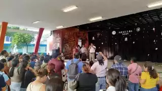 Protesta de padres de familia en la Agustín Vadillo Cicero, porque se puso en riesgo a sus hijos