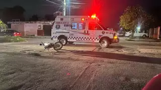 La motocicleta quedó tendida sobre la vialidad, luego del derrape que sufrió.