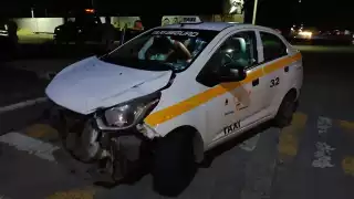 Taxista no respeta semáforo y choca a un joven en su motocicleta en Chetumal