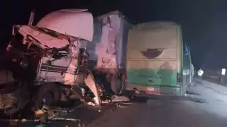 Algunas personas terminaron prensados entre las unidades destrozadas