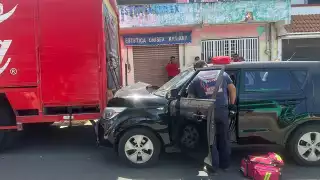 El conductor de la camioneta dormitó y terminó impactando con el camión.