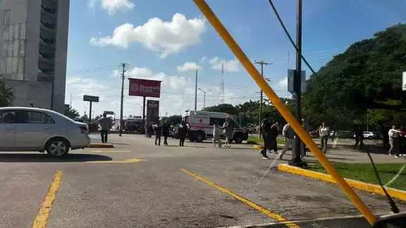 El edificio fue evacuado, por lo que no hubo personas lesionadas El edificio fue evacuado, por lo que no hubo personas lesionadas