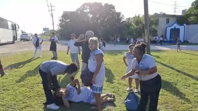 Autobús que transportaba a colaboradores del hotel Bahía Príncipe sufrió un aparatoso accidente