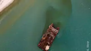 El barco lleva más de siete años encallado y presuntamente está siendo desmantelado sin permisos.