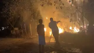 Con una manguera y cubeta de agua se intentó apagar las llamas
