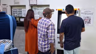 iudadanos señalaron que personas ajenas al procedimiento oficial cobran hasta 2 mil 500 pesos