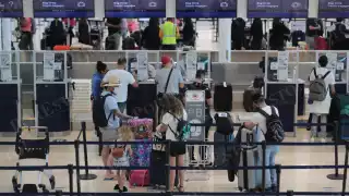 La aerolínea, con sede en Montreal, transporta unos 130.000 pasajeros diariamente