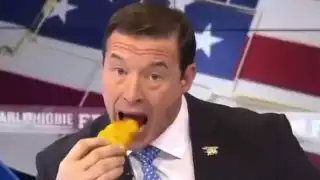 Periodista realiza comentarios contra los deportados mientras come un taco