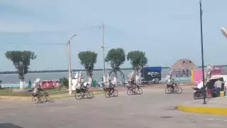 Decenas de peregrinos llegan a Sabancuy para descansar antes de continuar su recorrido hacia la Virgen de Guadalupe