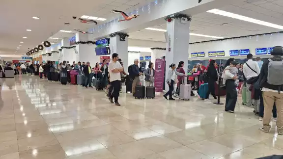 Hay largas filas de pasajeros en el aeropuerto de Mérida Hay largas filas de pasajeros en el aeropuerto de Mérida