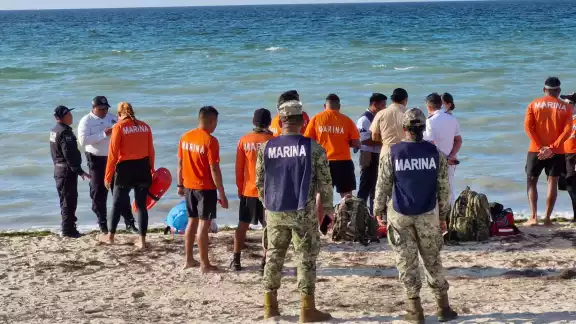 Un hombre solitario se mete al mar frente al malecón, pero le ganó el oleaje y empezó a manotear Un hombre solitario se mete al mar frente al malecón, pero le ganó el oleaje y empezó a manotear