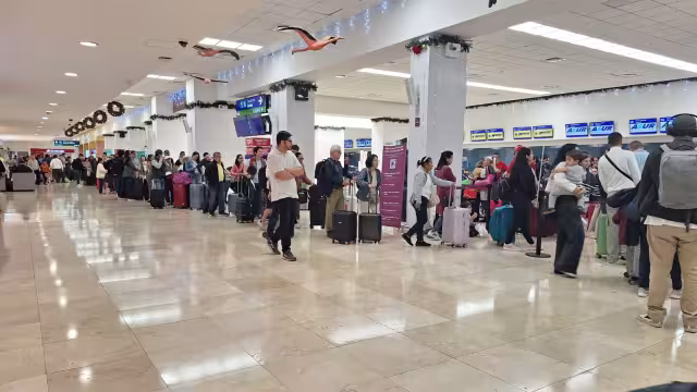 Hay largas filas de pasajeros en el aeropuerto de Mérida
