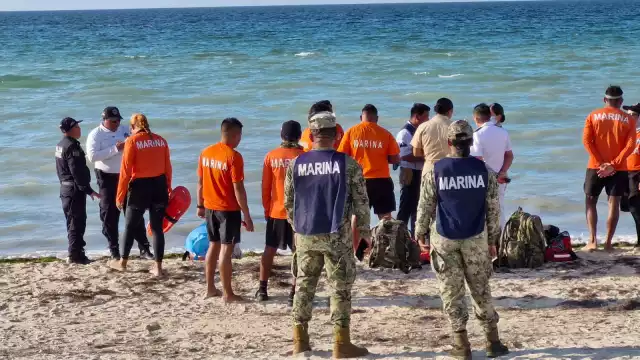Un hombre solitario se mete al mar frente al malecón, pero le ganó el oleaje y empezó a manotear