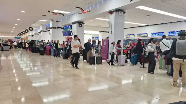 Hay largas filas de pasajeros en el aeropuerto de Mérida