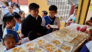 Estudiantes de Yucatán se adaptan a una vida más saludable; reemplazan la comida chatarra por frutas