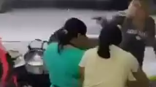 Mujer ataca a comerciante con aceite y sufre quemaduras de segundo grado en Veracruz.