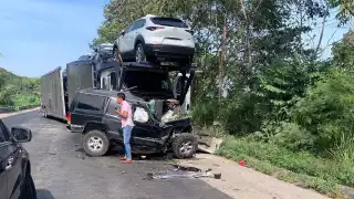 Un muerto en fuerte choque carretero en Carmen; camioneta se impacta contra madrina