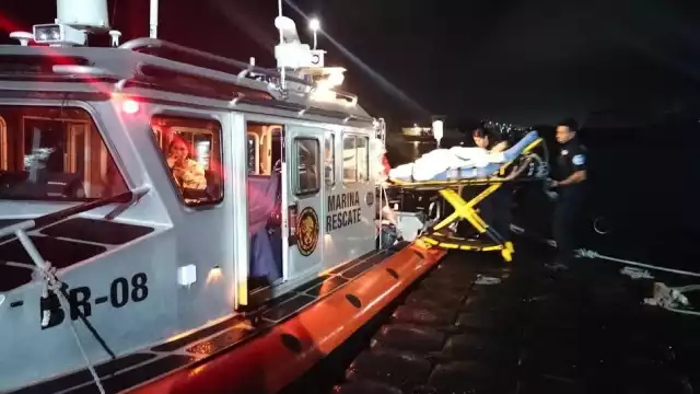 Marina ayuda en el traslado de dos enfermos a Puerto Juárez.