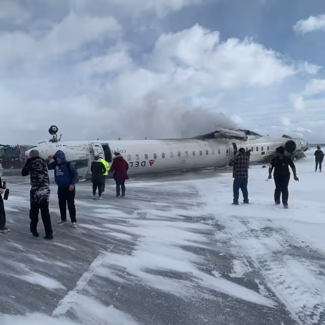 Un avión de Delta Airlines sufrió un accidente en el Aeropuerto Internacional Pearson de Toronto.