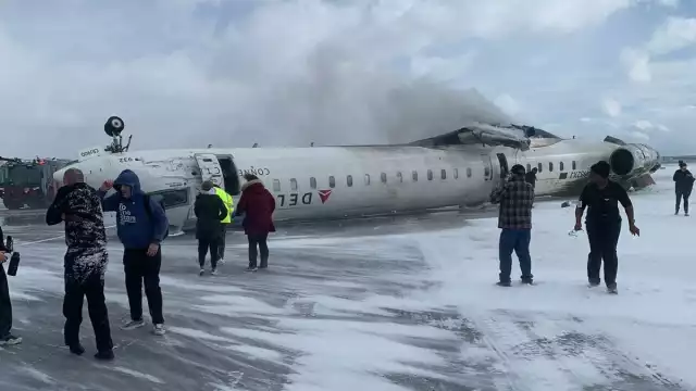 Un avión de Delta Airlines sufrió un accidente en el Aeropuerto Internacional Pearson de Toronto.