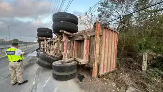 Tráiler cae de un puente en la carretera Playa del Carmen-Tulum