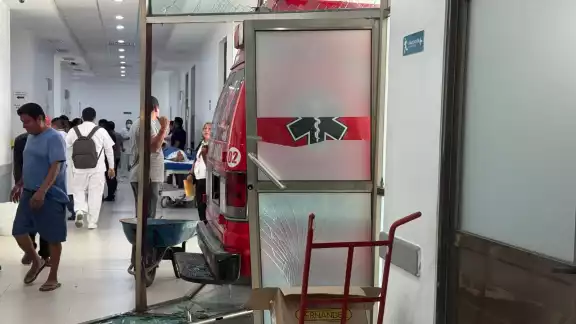 Por fortuna el personal médico que se encontraba cerca de la puerta, logró hacerse un lado y evitar resultar heridos Por fortuna el personal médico que se encontraba cerca de la puerta, logró hacerse un lado y evitar resultar heridos