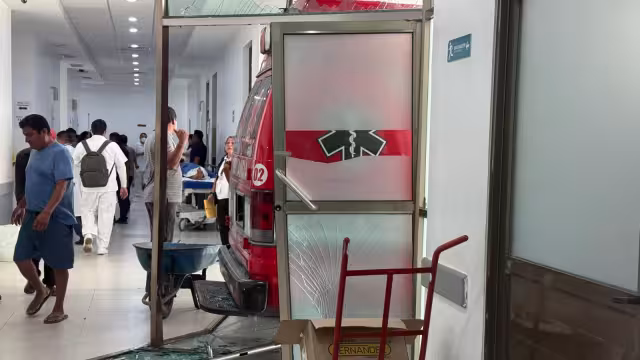 Por fortuna el personal médico que se encontraba cerca de la puerta, logró hacerse un lado y evitar resultar heridos
