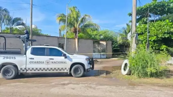 Acompañados por elementos caninos, oficiales cumplen una orden judicial en el fracc. Los Olivos Acompañados por elementos caninos, oficiales cumplen una orden judicial en el fracc. Los Olivos